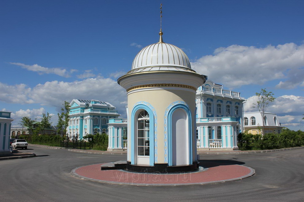 Предлагаю полюбоваться на улицу в Санкт-Петербурге, куда нас с вами (простых смертных) даже посмотреть не пустят!